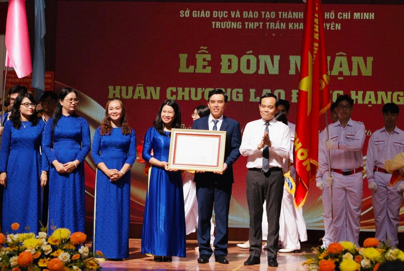 Bí thư Thành ủy TP. Hồ Chí Minh Trần Lưu Quang trao Huân chương Lao động hạng Nhì đến tập thể giáo viên, học sinh Trường THPT Trần Khai Nguyên