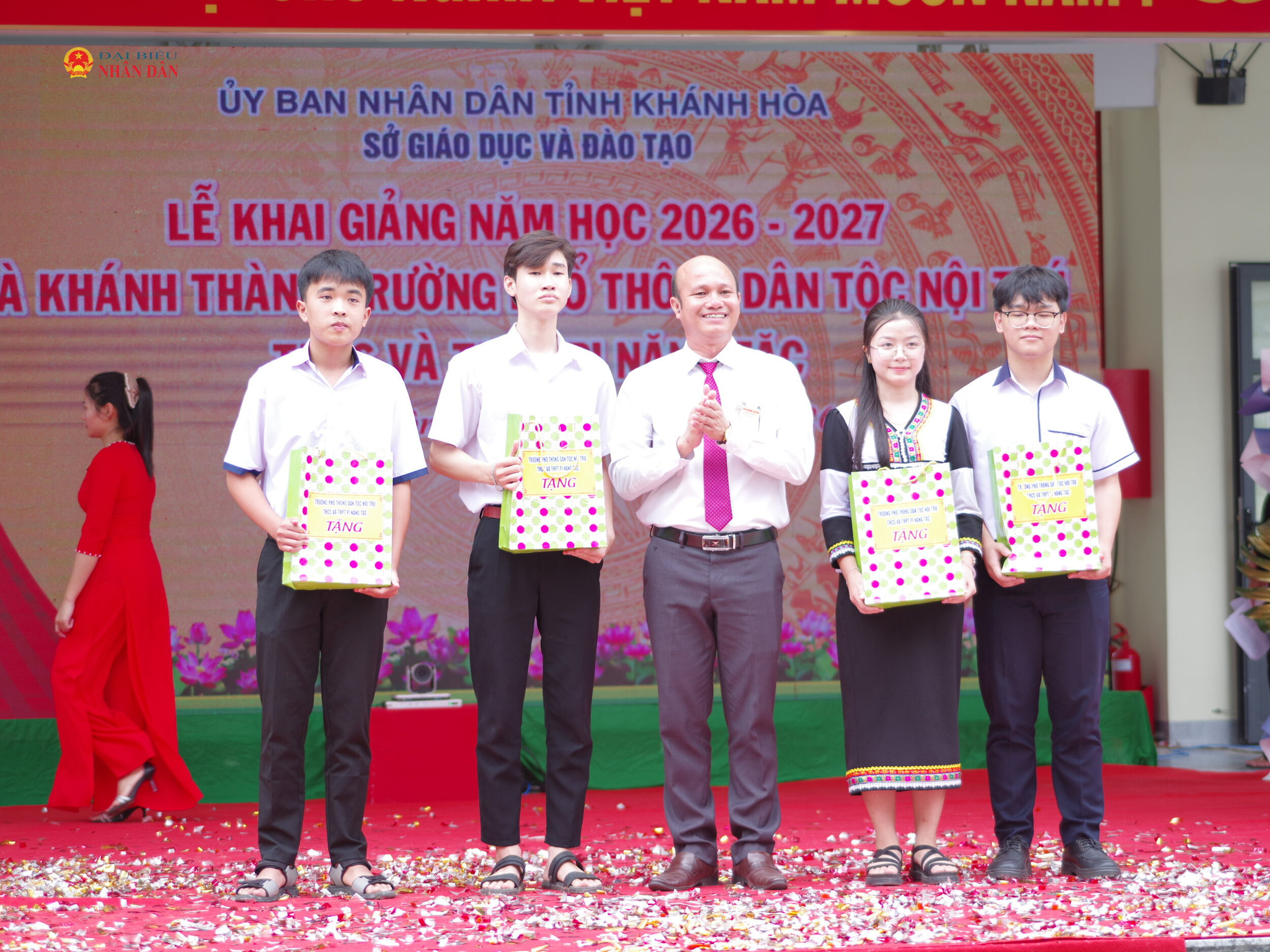 Lãnh đạo Trường Phổ thông Dân tộc Nội trú THCS và THPT Pi Năng Tắc tặng quà cho học sinh có thành tích xuất sắc, thi đỗ đại học