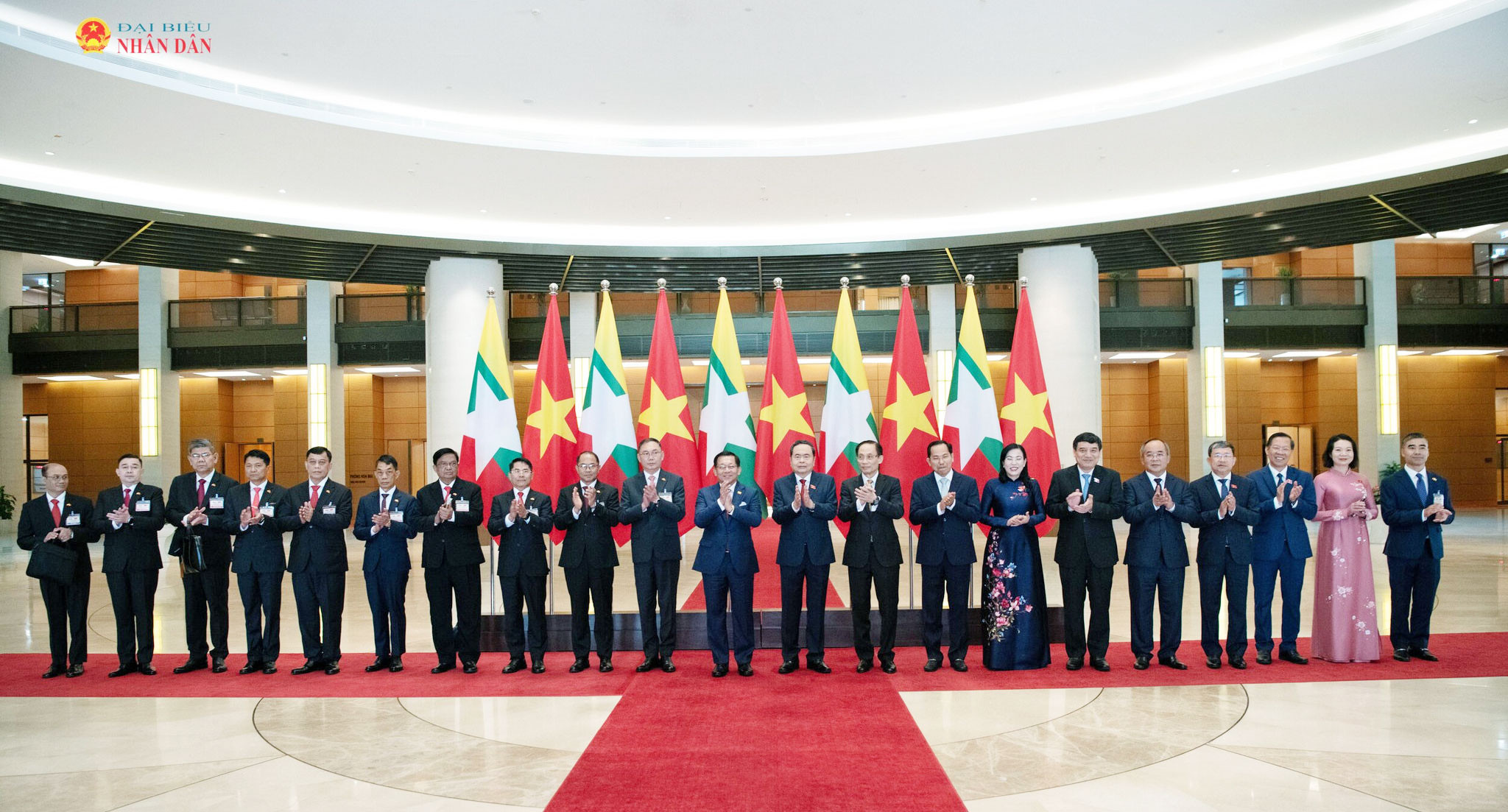 Chủ tịch Quốc hội Trần Thanh Mẫn và Tổng thống nước Cộng hòa Liên bang Myanmar Min Aung Hlaing với các đại biểu
