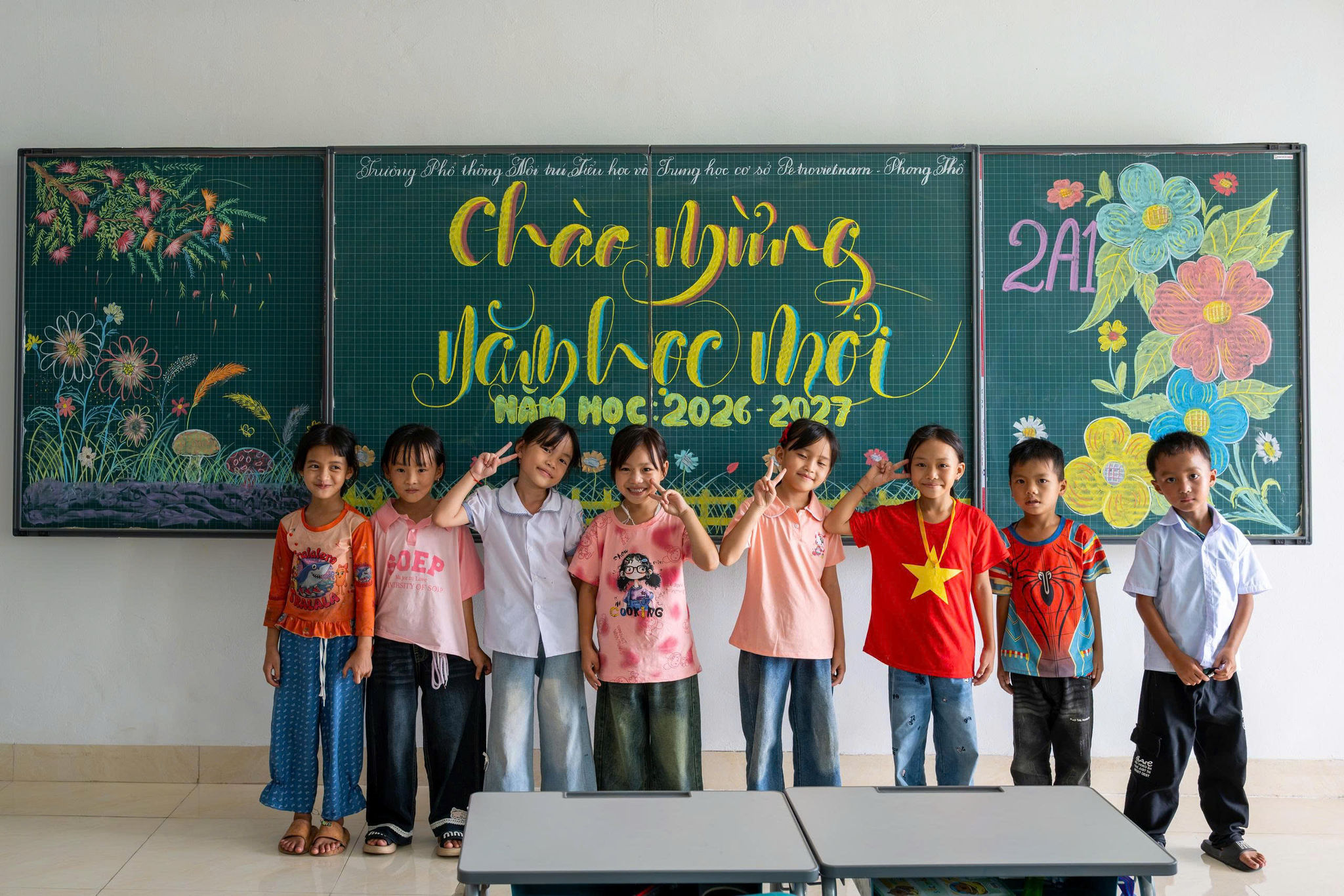 Các em học sinh háo hức trước lễ khai giảng năm học mới