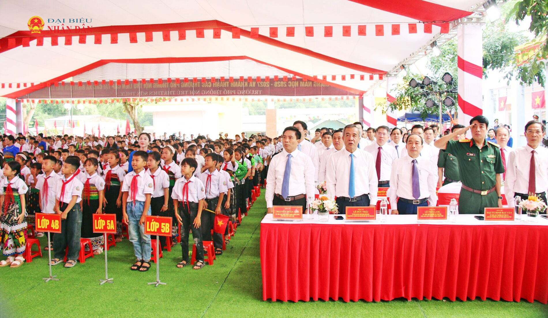 Phó Chủ tịch Quốc hội, Thượng tướng Nguyễn Doãn Anh cùng các đại biểu và các em học sinh thực hiện nghi lễ chào cờ