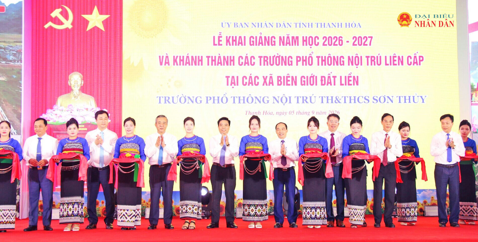 Phó Chủ tịch Quốc hội, Thượng tướng Nguyễn Doãn Anh và các đại biểu cắt băng khánh thành Trường phổ thông nội trú Tiểu học và THCS Sơn Thủy