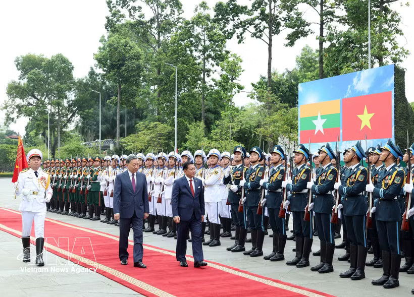 General Secretary of the Communist Party of Vietnam Central Committee and President To Lam and President of Myanmar Min Aung Hlaing review the guard of honour at the welcome ceremony in Hanoi on September 5, 2026. (Photo: VNA)