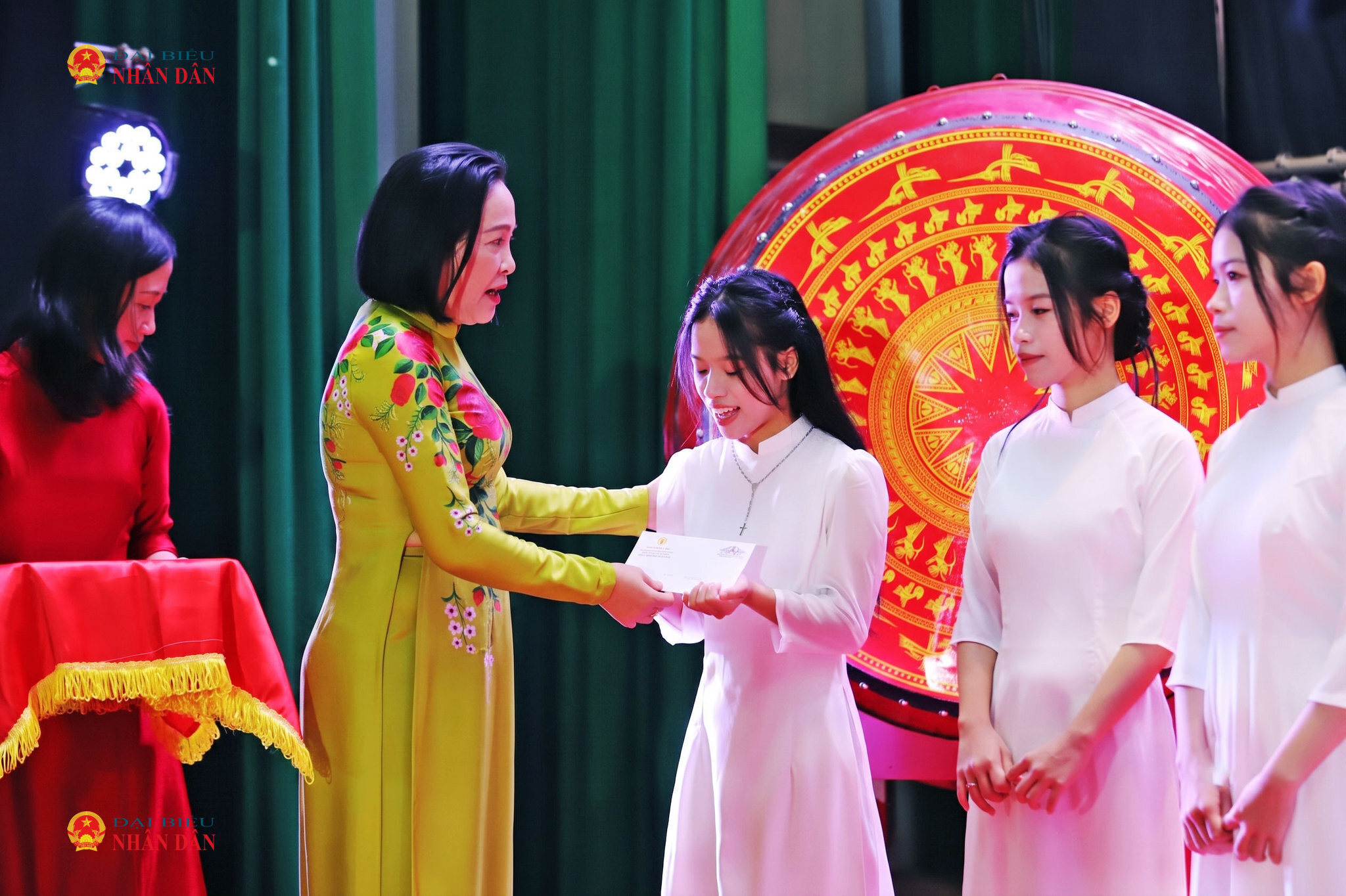 Phó Chủ tịch Quốc hội Nguyễn Thị Thanh trao học bổng cho các em học sinh có hoàn cảnh khó khăn vươn lên trong học tập