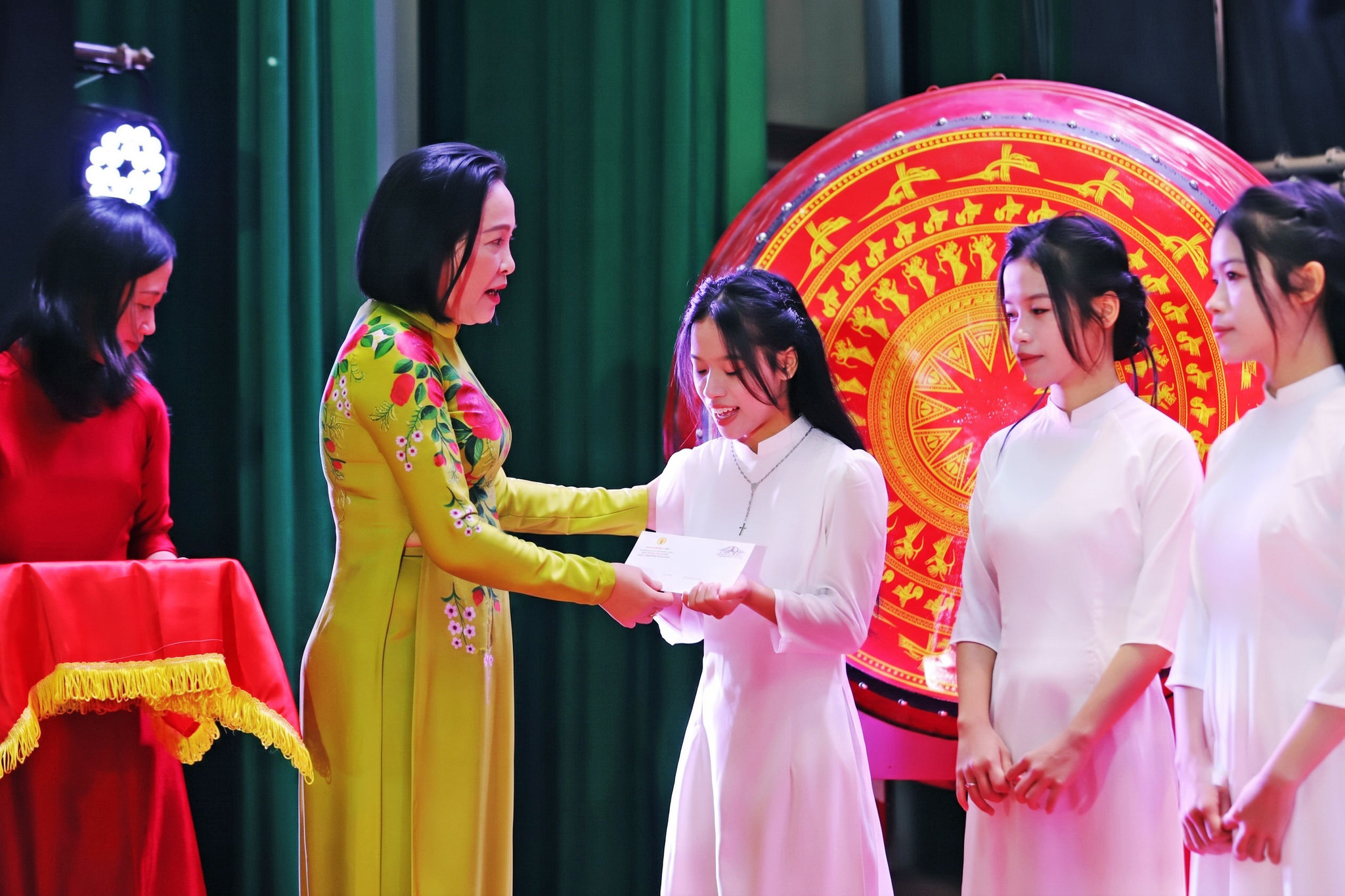 Phó Chủ tịch Quốc hội Nguyễn Thị Thanh trao học bổng cho các em học sinh có hoàn cảnh khó khăn vươn lên trong học tập