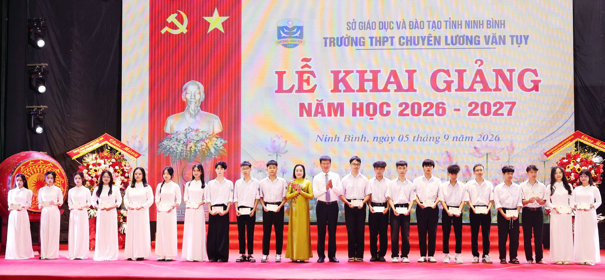 Phó Chủ tịch Quốc hội Nguyễn Thị Thanh và Bí thư Tỉnh ủy Trần Huy Tuấn trao 50 suất học bổng cho các em học sinh có hoàn cảnh khó khăn vươn lên trong học tập