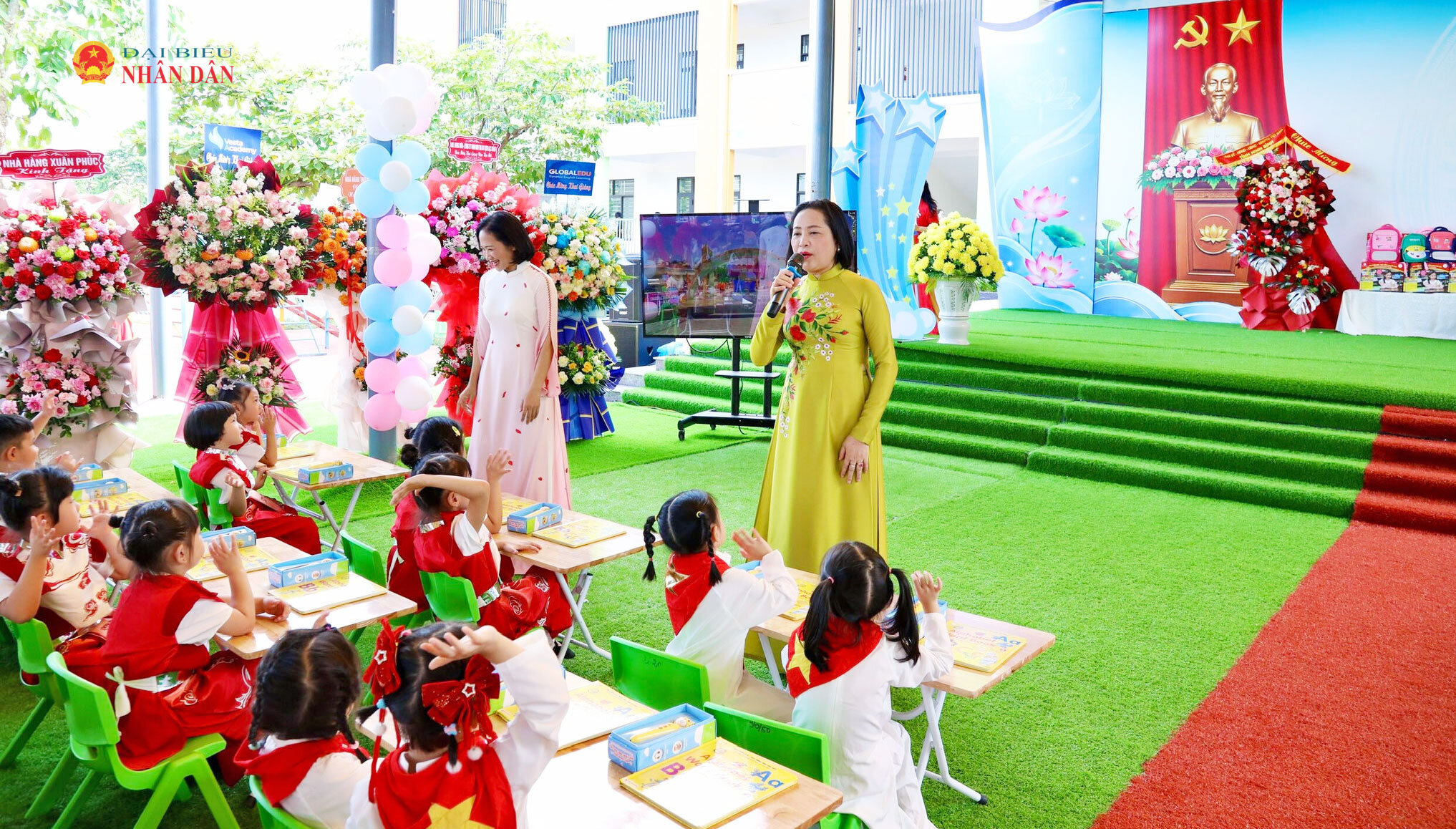 Phó Chủ tịch Quốc hội Nguyễn Thị Thanh trò chuyện, hướng dẫn các cháu sử dụng bút AI học tiếng Anh