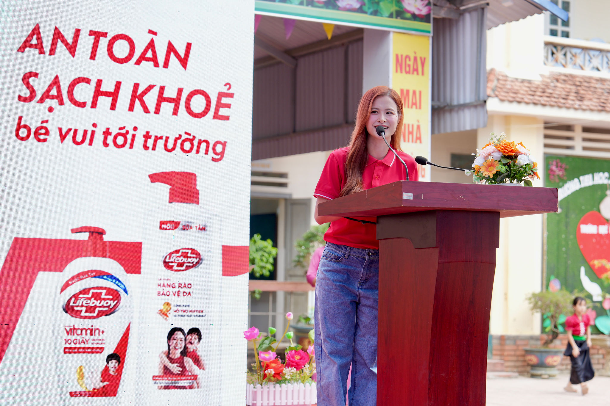 Ca sĩ Đông Nhi - Đại sứ nhãn hàng Lifebuoy chia sẻ tại buổi khai giảng tại Trường Tiểu học Phúc Than (Mường Than, Lai Châu)