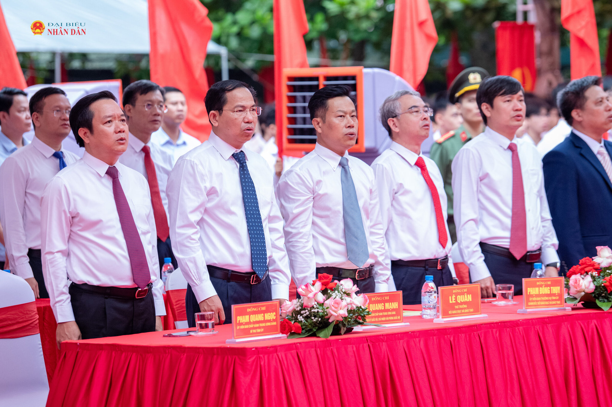 Các đại biểu thực hiện nghi thức chào cờ