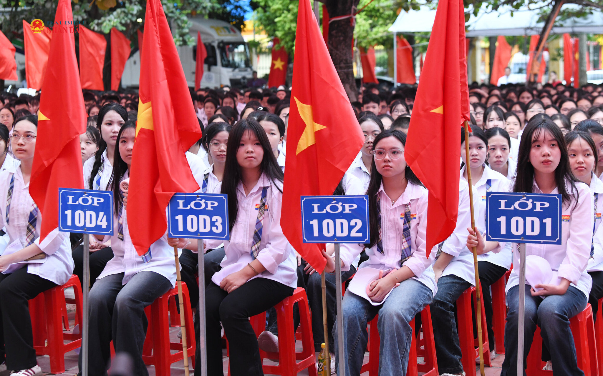 Các em học sinh dự lễ khai giảng.1