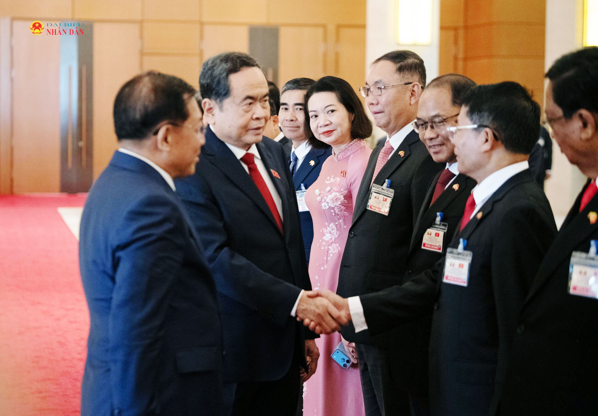 Tổng thống nước Cộng hòa Liên bang Myanmar Min Aung Hlaing giới thiệu với Chủ tịch Quốc hội Trần Thanh Mẫn về thành phần đoàn đại biểu Myanmar