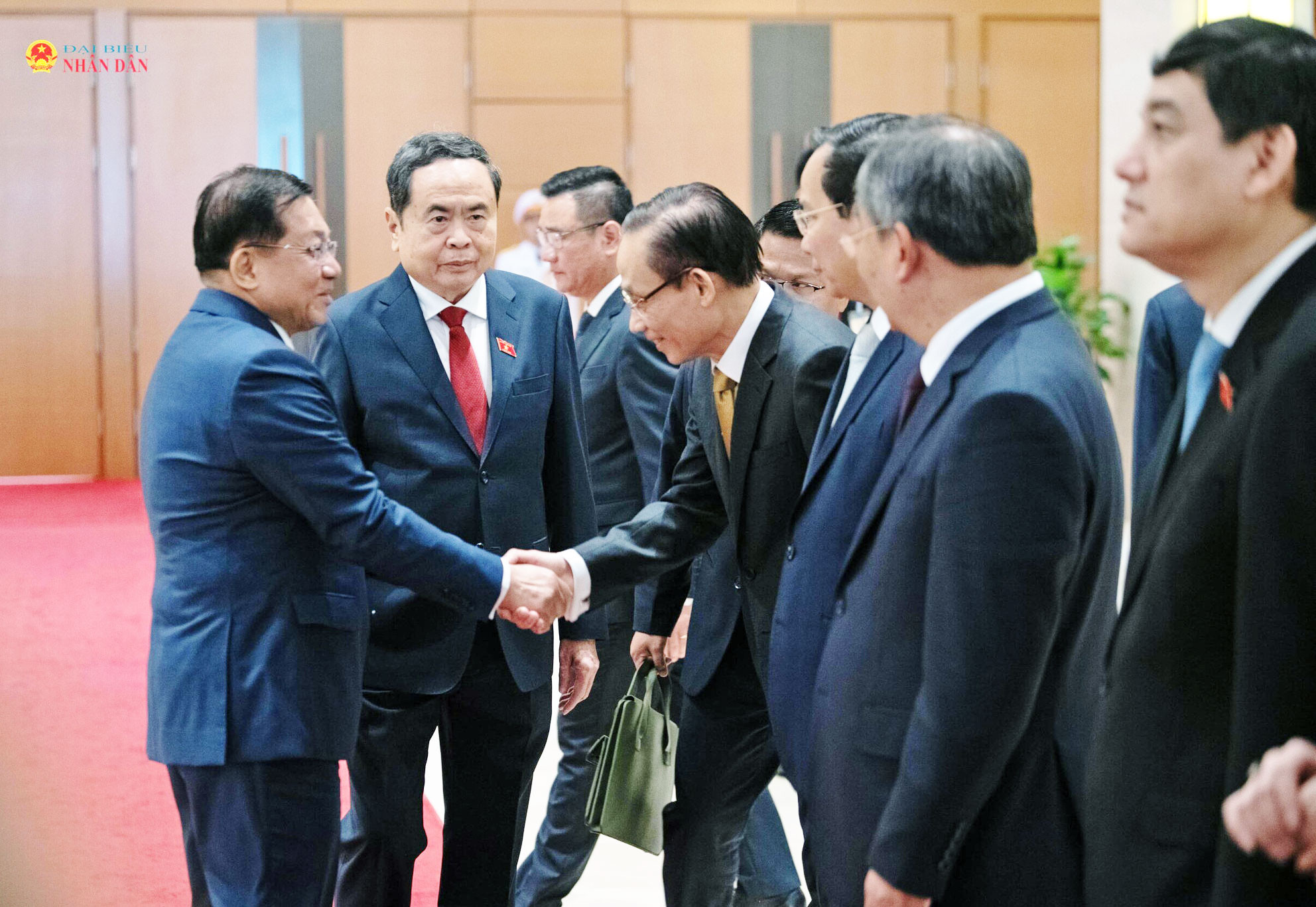 Chủ tịch Quốc hội Trần Thanh Mẫn giới thiệu với Tổng thống nước Cộng hòa Liên bang Myanmar Min Aung Hlaing về thành phần đoàn đại biểu Việt Nam