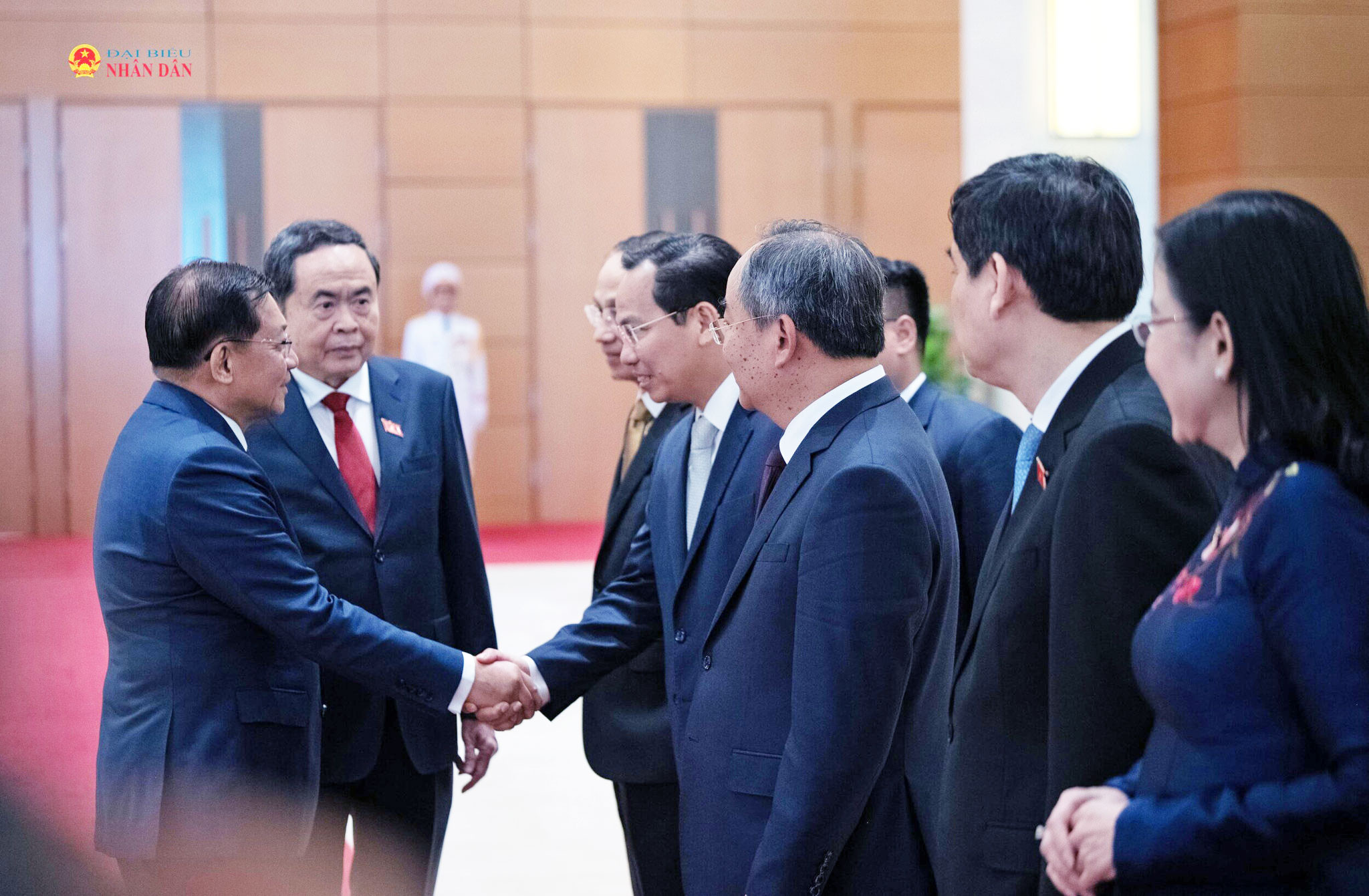 Chủ tịch Quốc hội Trần Thanh Mẫn giới thiệu với Tổng thống nước Cộng hòa Liên bang Myanmar Min Aung Hlaing về thành phần đoàn đại biểu Việt Nam