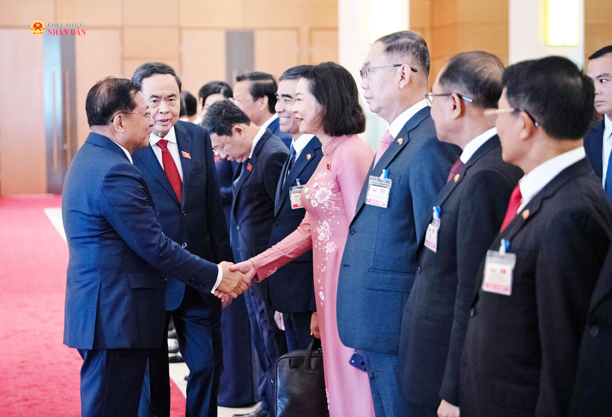 Chủ tịch Quốc hội Trần Thanh Mẫn giới thiệu với Tổng thống nước Cộng hòa Liên bang Myanmar Min Aung Hlaing về thành phần đoàn đại biểu Việt Nam