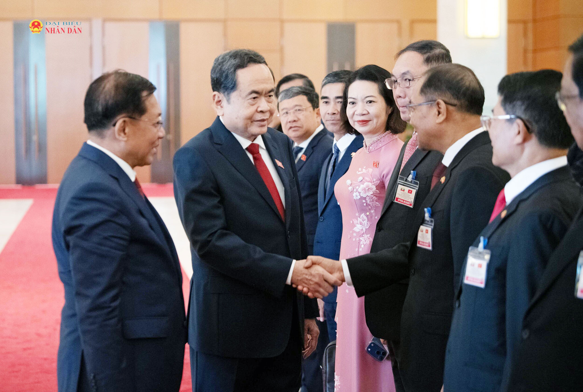 Tổng thống nước Cộng hòa Liên bang Myanmar Min Aung Hlaing giới thiệu với Chủ tịch Quốc hội Trần Thanh Mẫn về thành phần đoàn đại biểu Myanmar