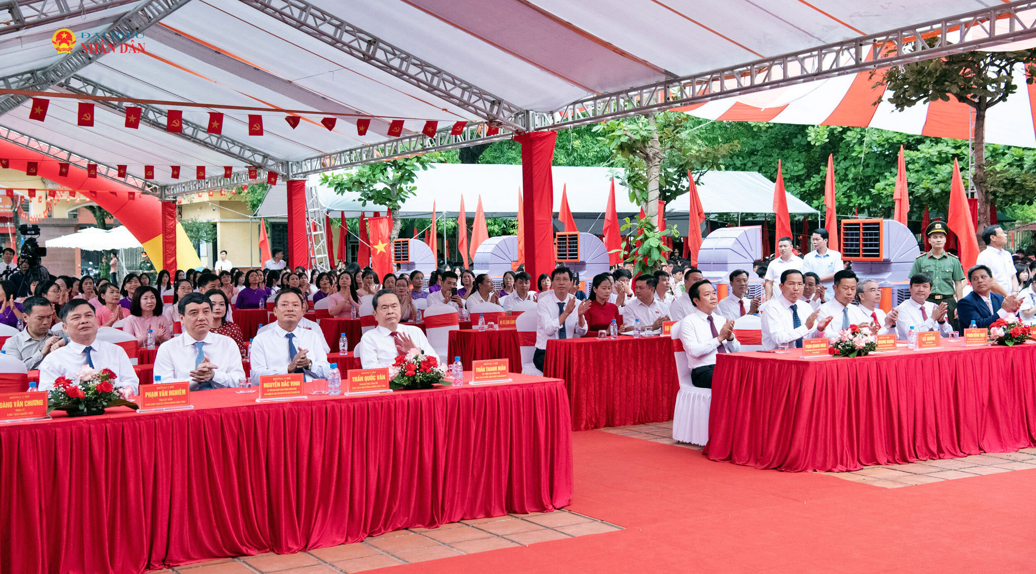 Chủ tịch Quốc hội Trần Thanh Mẫn và các đại biểu dự Lễ khai giảng năm học mới 2026 - 2027 tại điểm cầu Trường THPT Lê Quý Đôn, tỉnh Hưng Yên. Ảnh: Lâm Hiển
