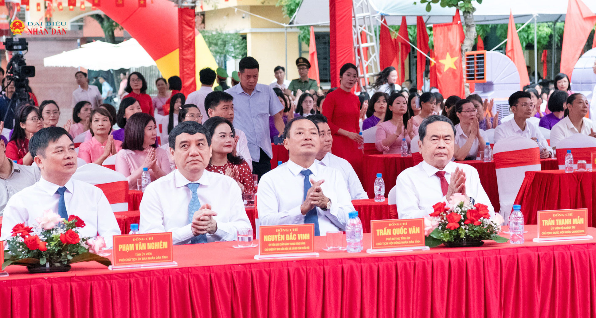 Chủ tịch Quốc hội Trần Thanh Mẫn và các đại biểu dự Lễ khai giảng năm học mới 2026 - 2027 tại điểm cầu Trường THPT Lê Quý Đôn, tỉnh Hưng Yên. Ảnh: Lâm Hiển