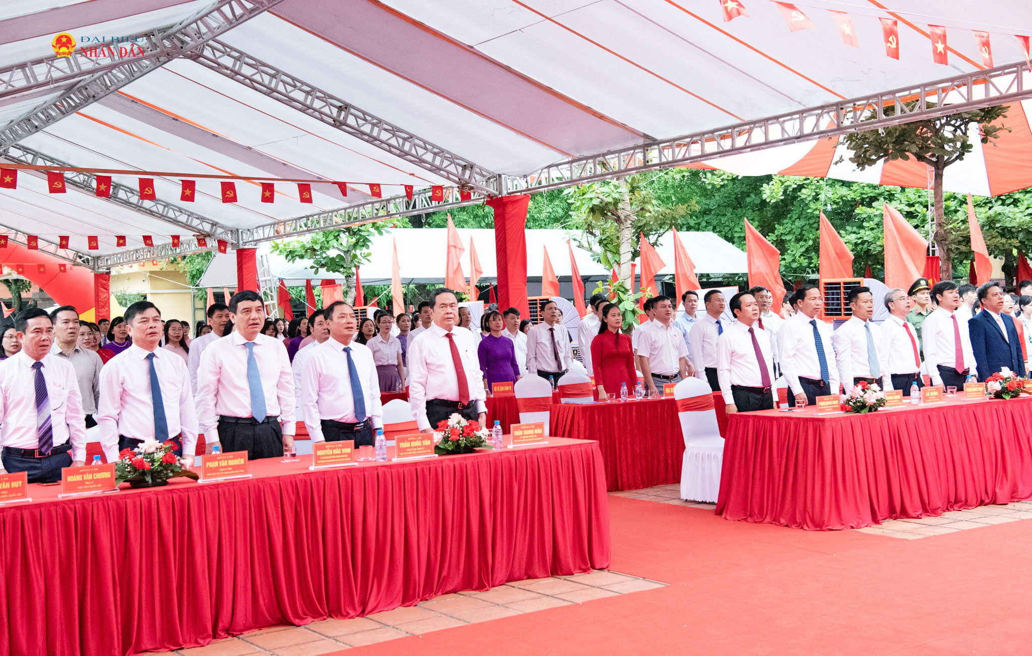 Chủ tịch Quốc hội Trần Thanh Mẫn và đại biểu thực hiện nghi thức chào cờ