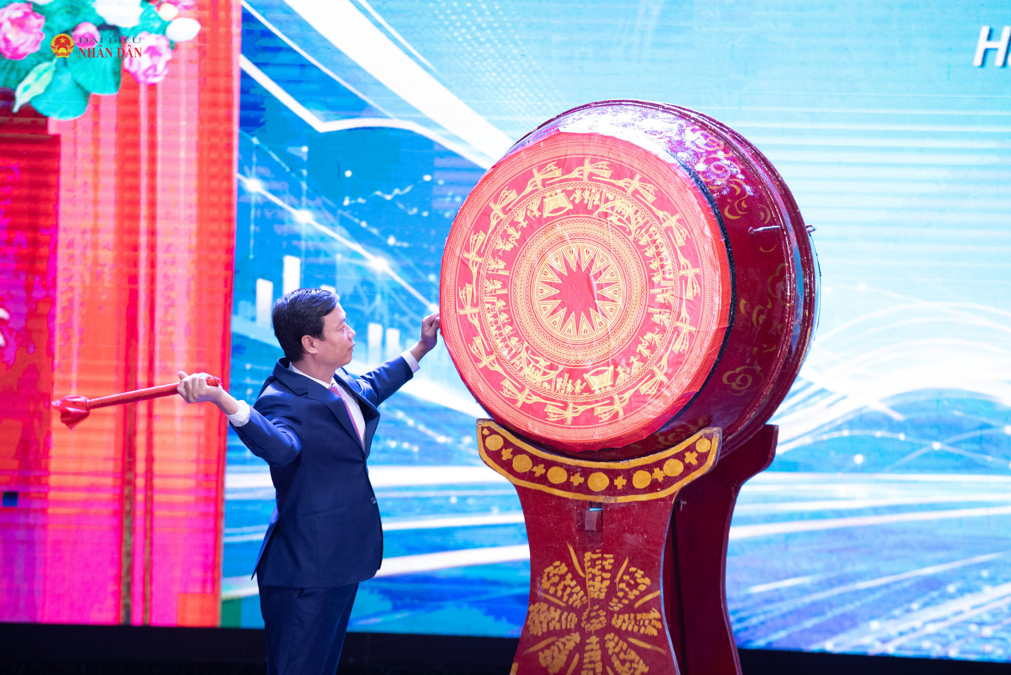 PGS.TS Bùi Đức Thọ, Giám đốc Đại học Kinh tế Quốc dân đánh trống khai giảng năm học mới