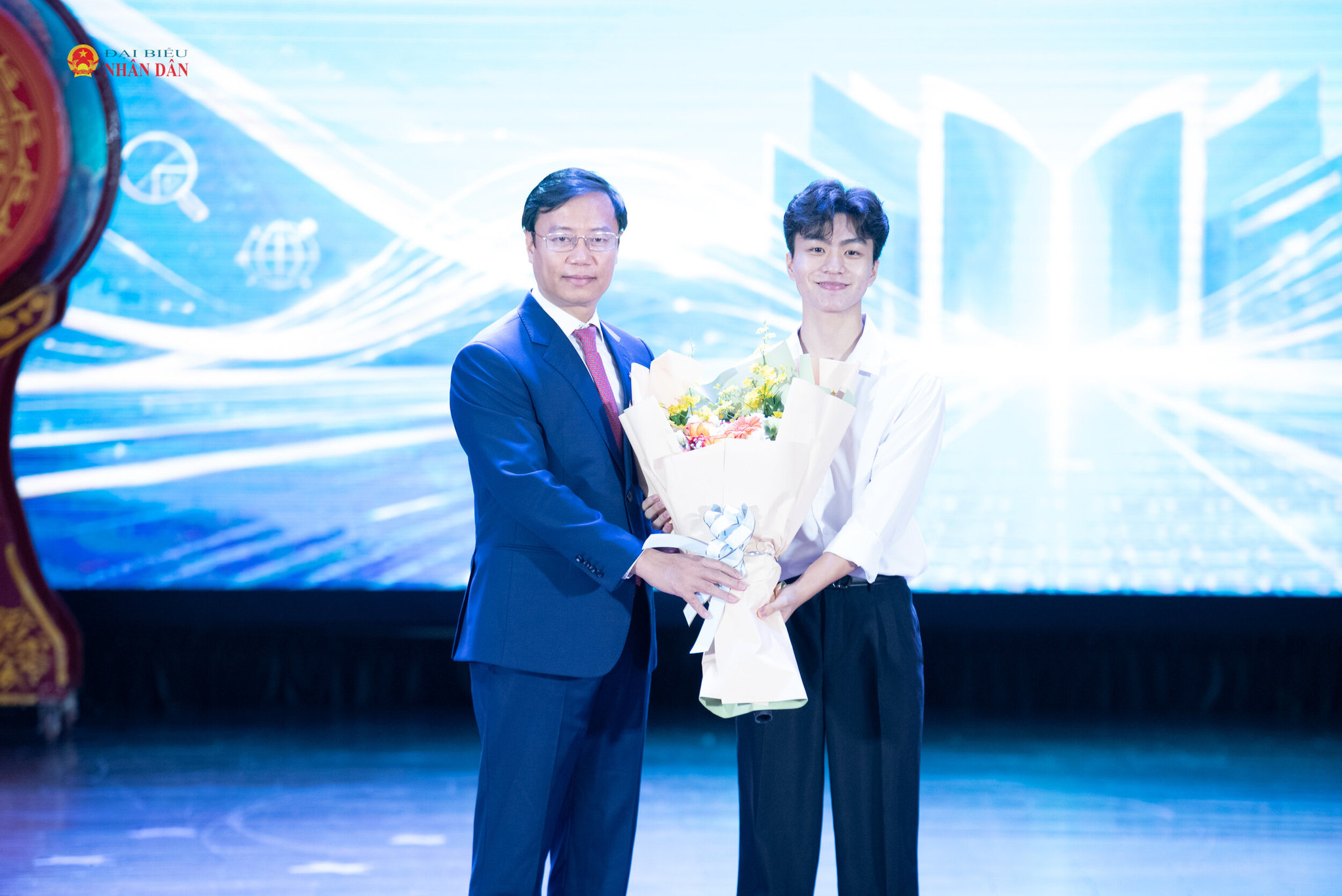 PGS.TS Bùi Đức Thọ, Giám đốc Đại học Kinh tế Quốc dân tặng hoa em Phạm Chiêm Kiệt Huy, ngành Kinh tế Quốc tế - đại diện các tân sinh viên khóa 68