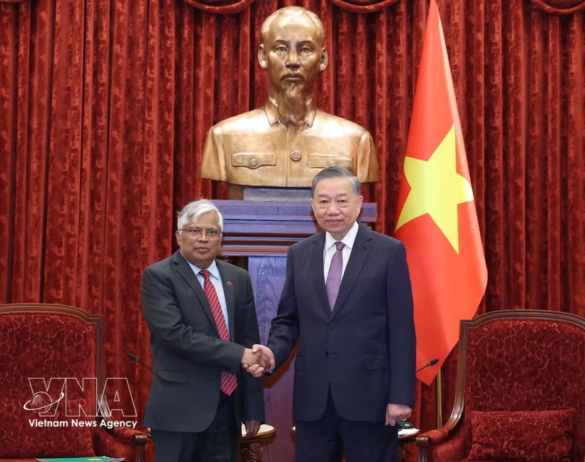 General Secretary of the Communist Party of Vietnam Central Committee and President To Lam (right) receives outgoing Bangladeshi Ambassador Mohammad Lutfor Rahman on September 5. (Photo: VNA)