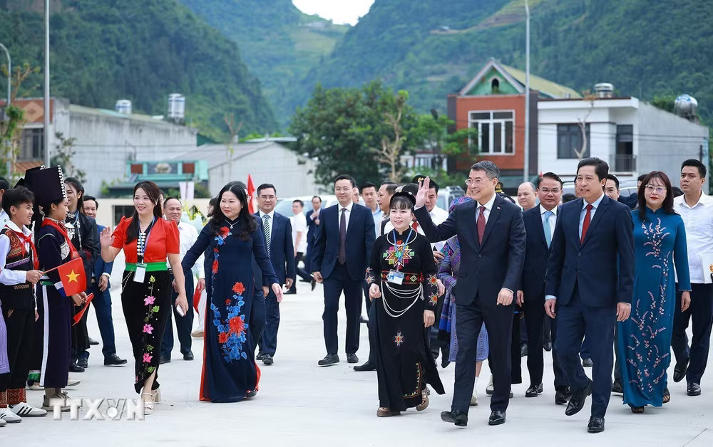 Thủ tướng Lê Minh Hưng đến dự Lễ khai giảng năm học mới tại Trường Phổ thông nội trú liên cấp Mường Khương (Lào Cai). (Ảnh: Dương Giang/TTXVN) Thủ tướng Lê Minh Hưng đến dự Lễ khai giảng năm học mới tại Trường Phổ thông nội trú liên cấp Mường Khương (Lào Cai)