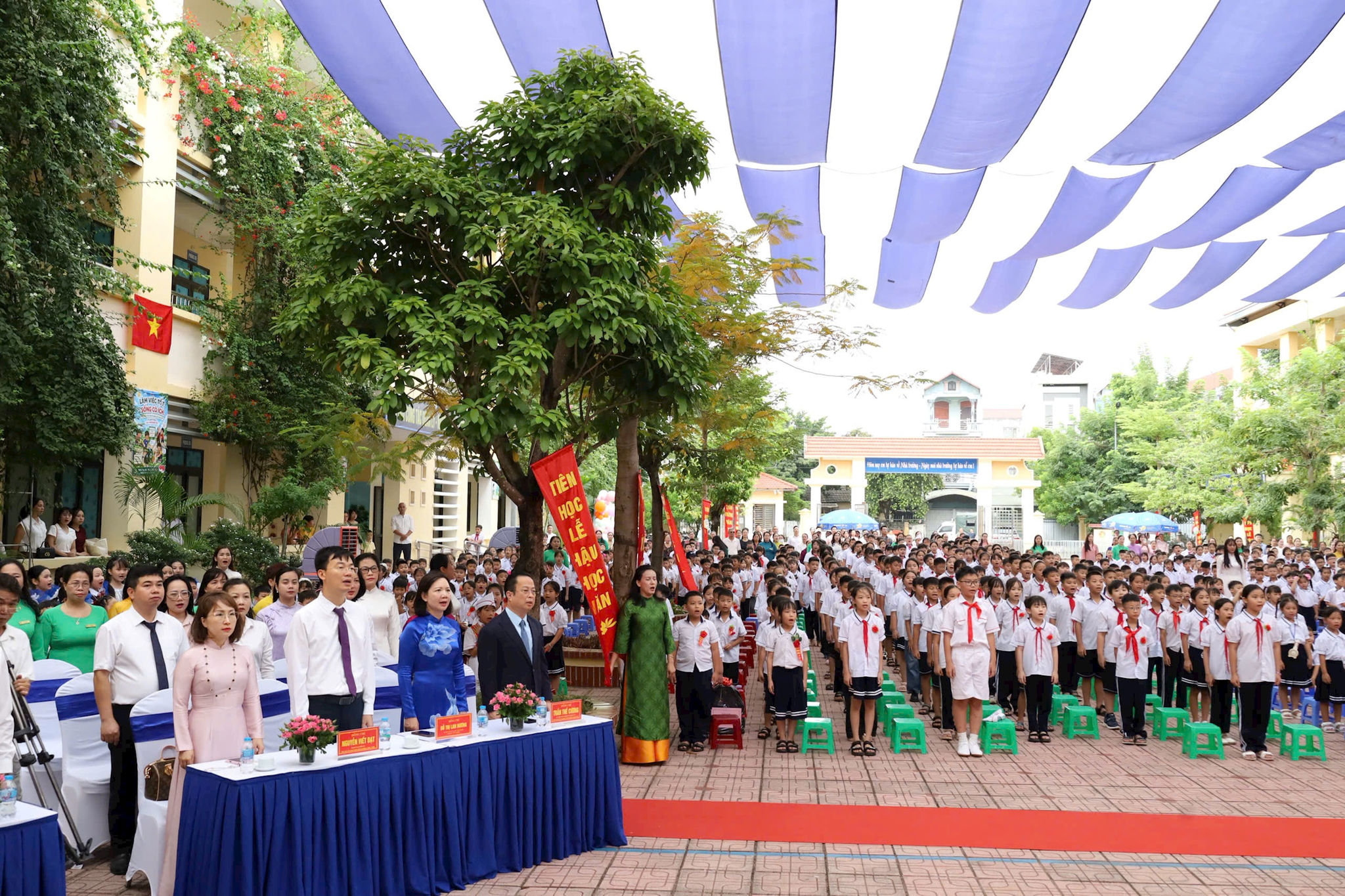 Phó Chủ tịch Thường trực HĐND Thành phố Trần Thế Cương dự Lễ khai giảng tại Trường Tiểu học Tùng Thiện. (