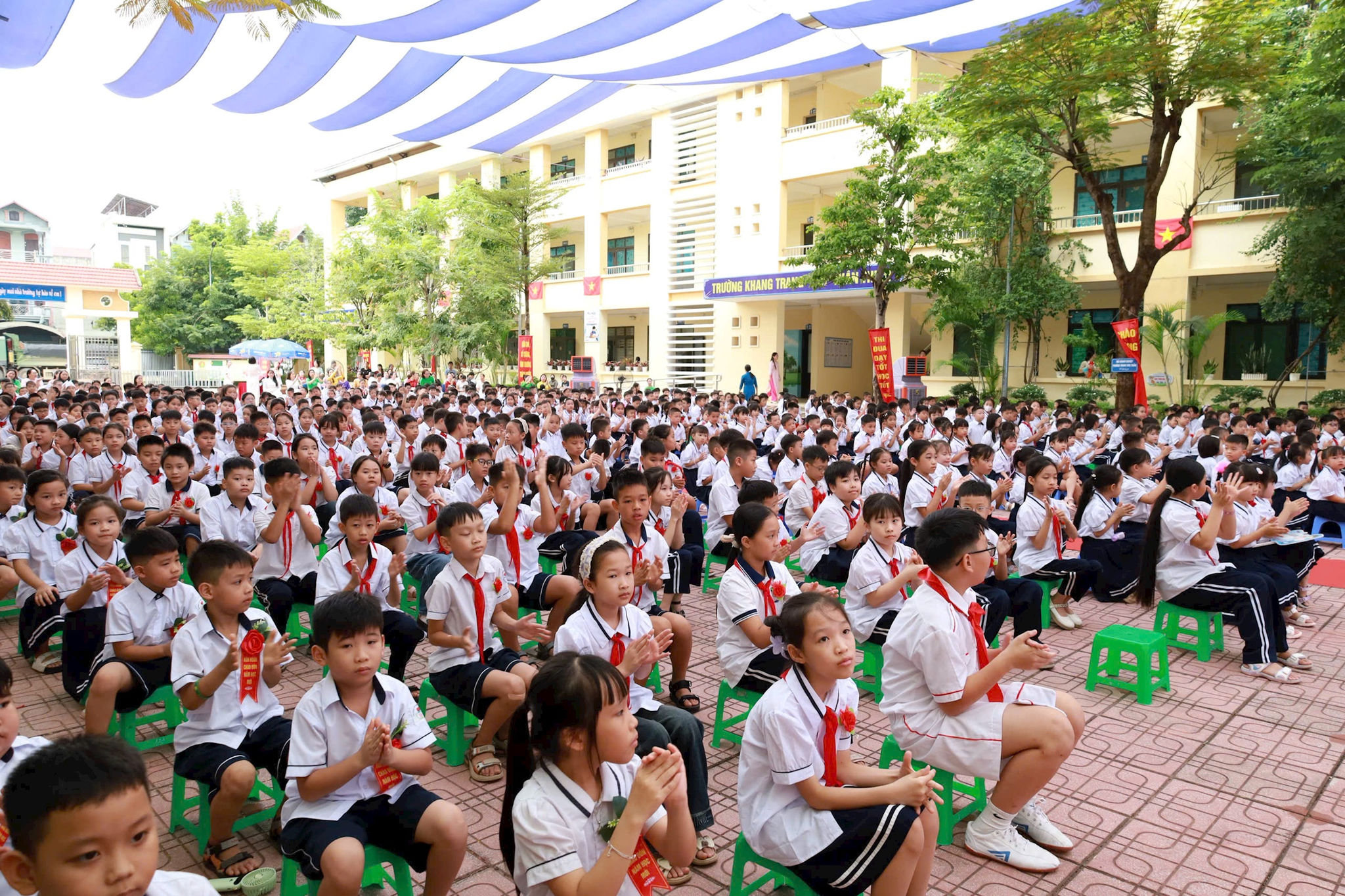 Học sinh Trường Tiểu học Tùng Thiện hân hoan chào đón năm học mới. (