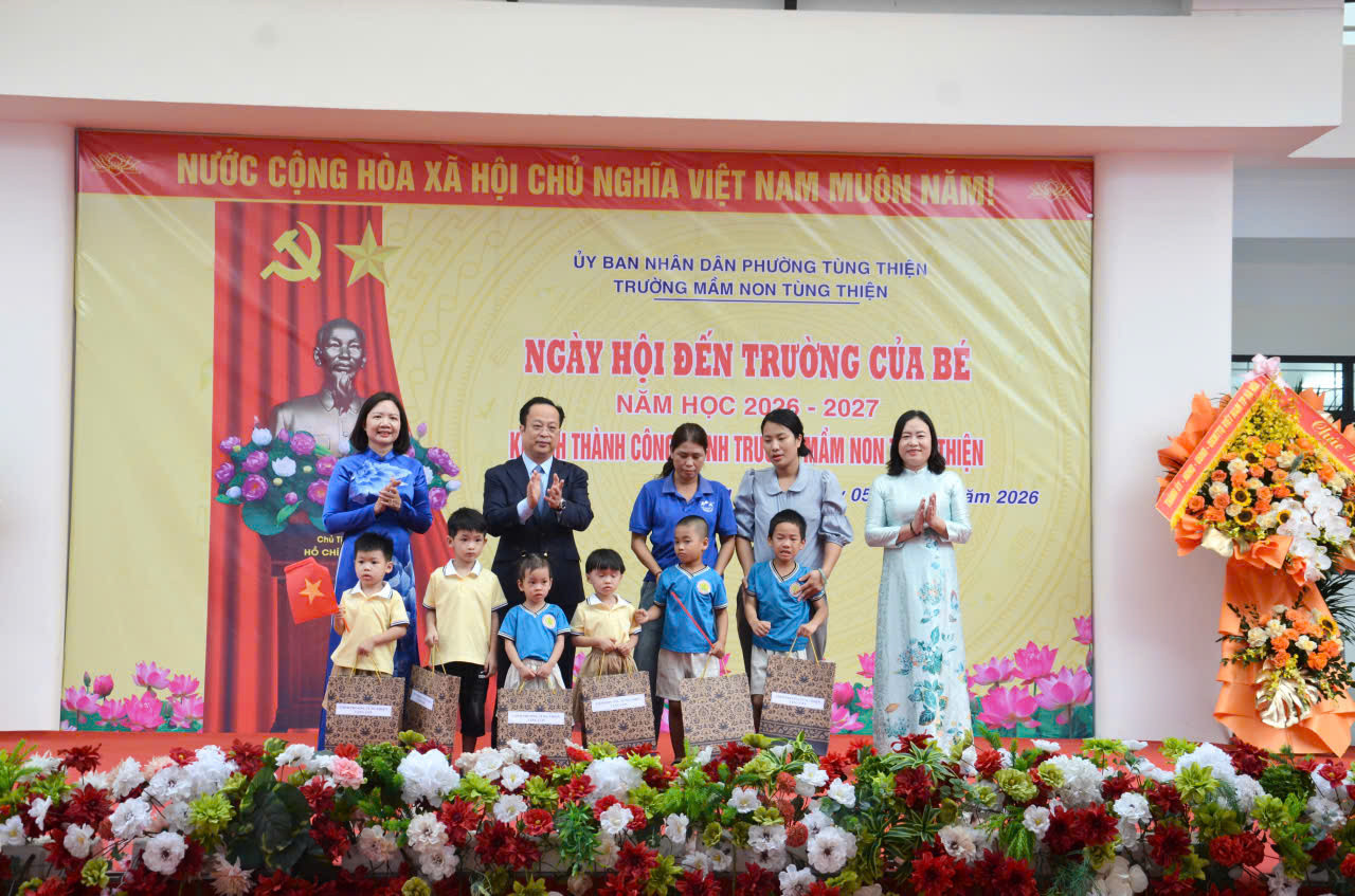 Các đồng chí lãnh đạo trao quà cho học sinh có hoàn cảnh khó khăn. (