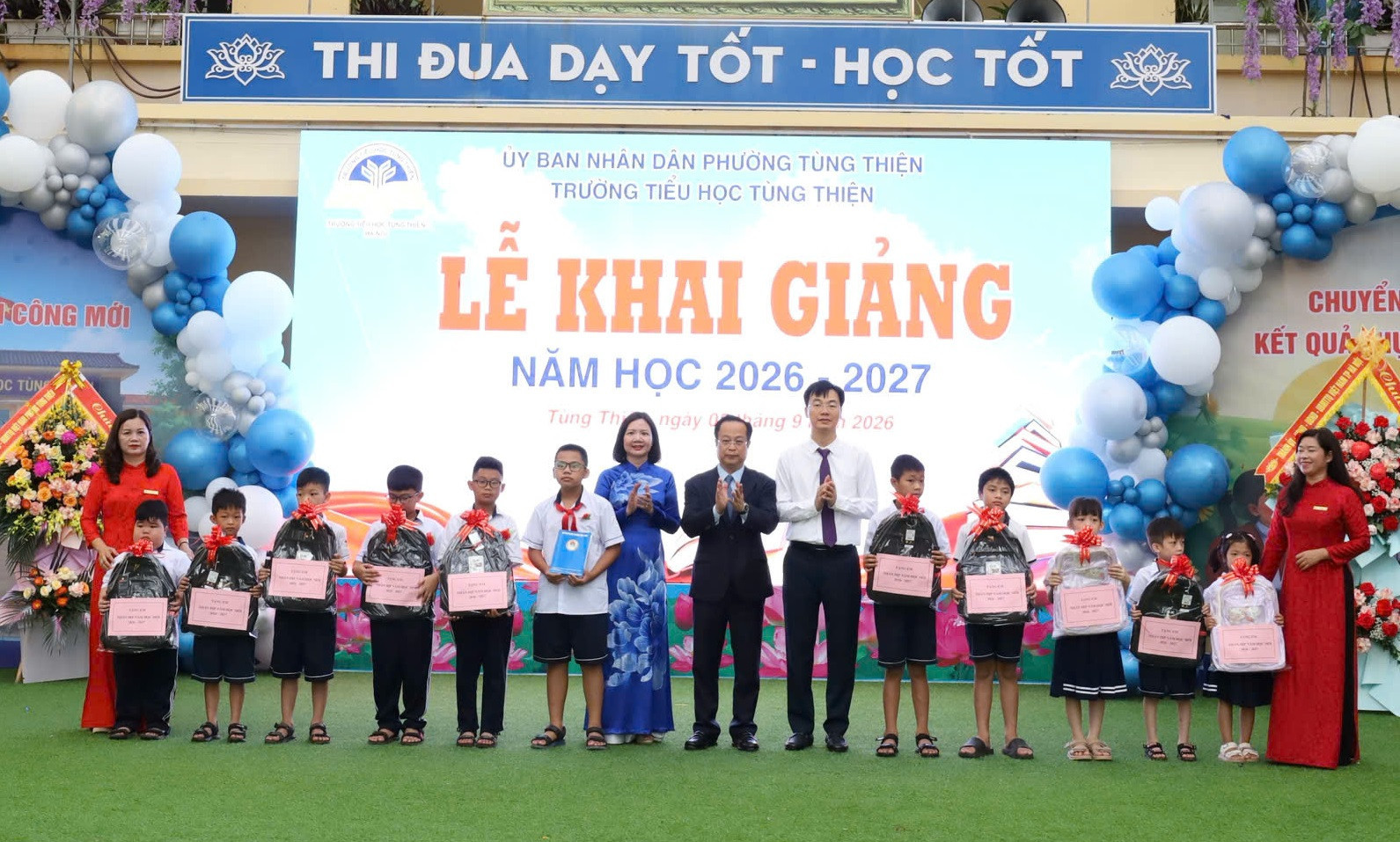 Lãnh đạo thành phố cùng các đồng chí lãnh đạo phường Tùng Thiện, Nhà trường tặng quà động viên học sinh có hoàn cảnh khó khăn. (