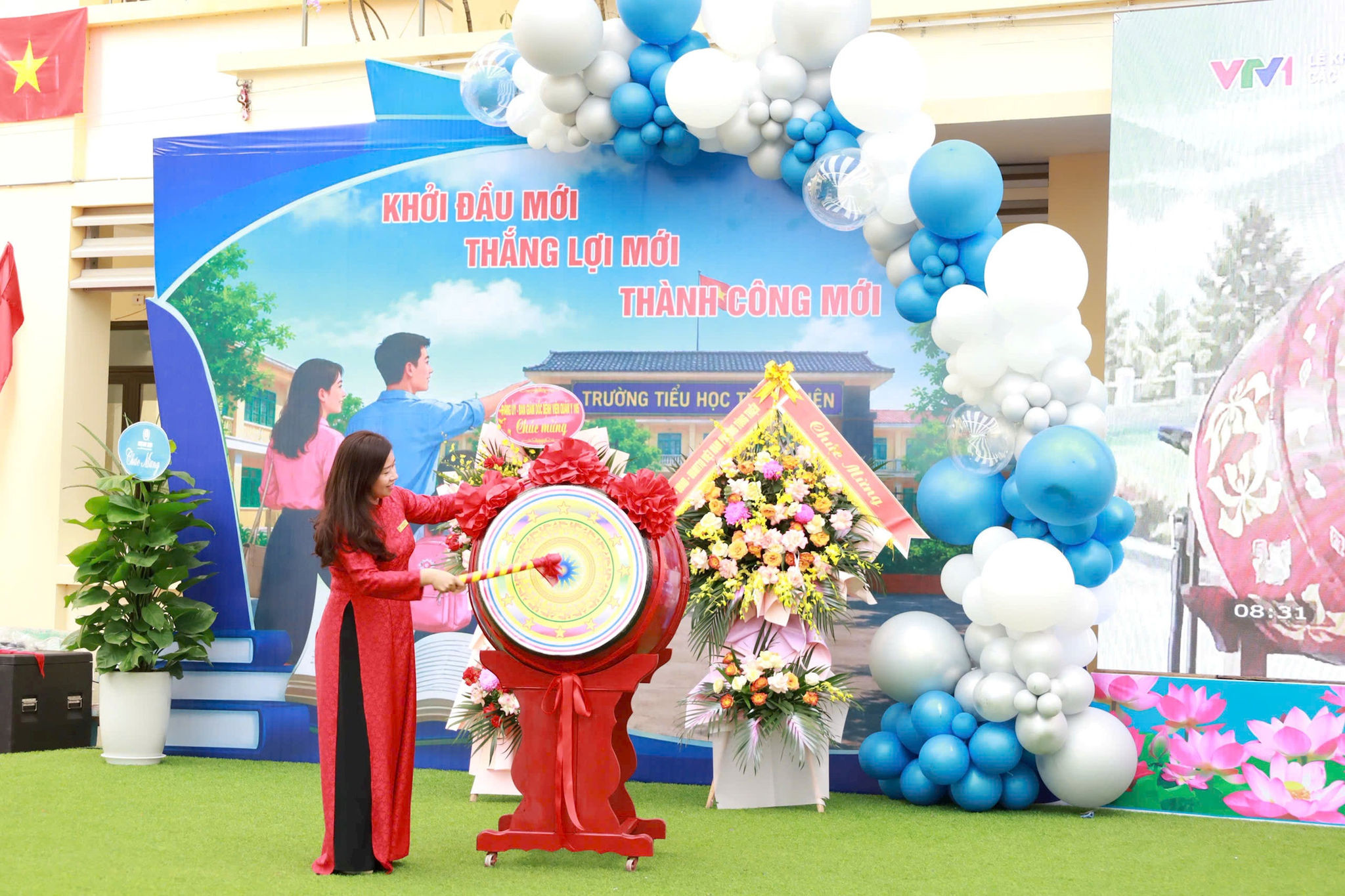 Hiệu trưởng Trường Tiểu học Tùng Thiện Nguyễn Thị Phi Nga đánh trống khai trường, chính thức mở đầu năm học 2026-2027. (
