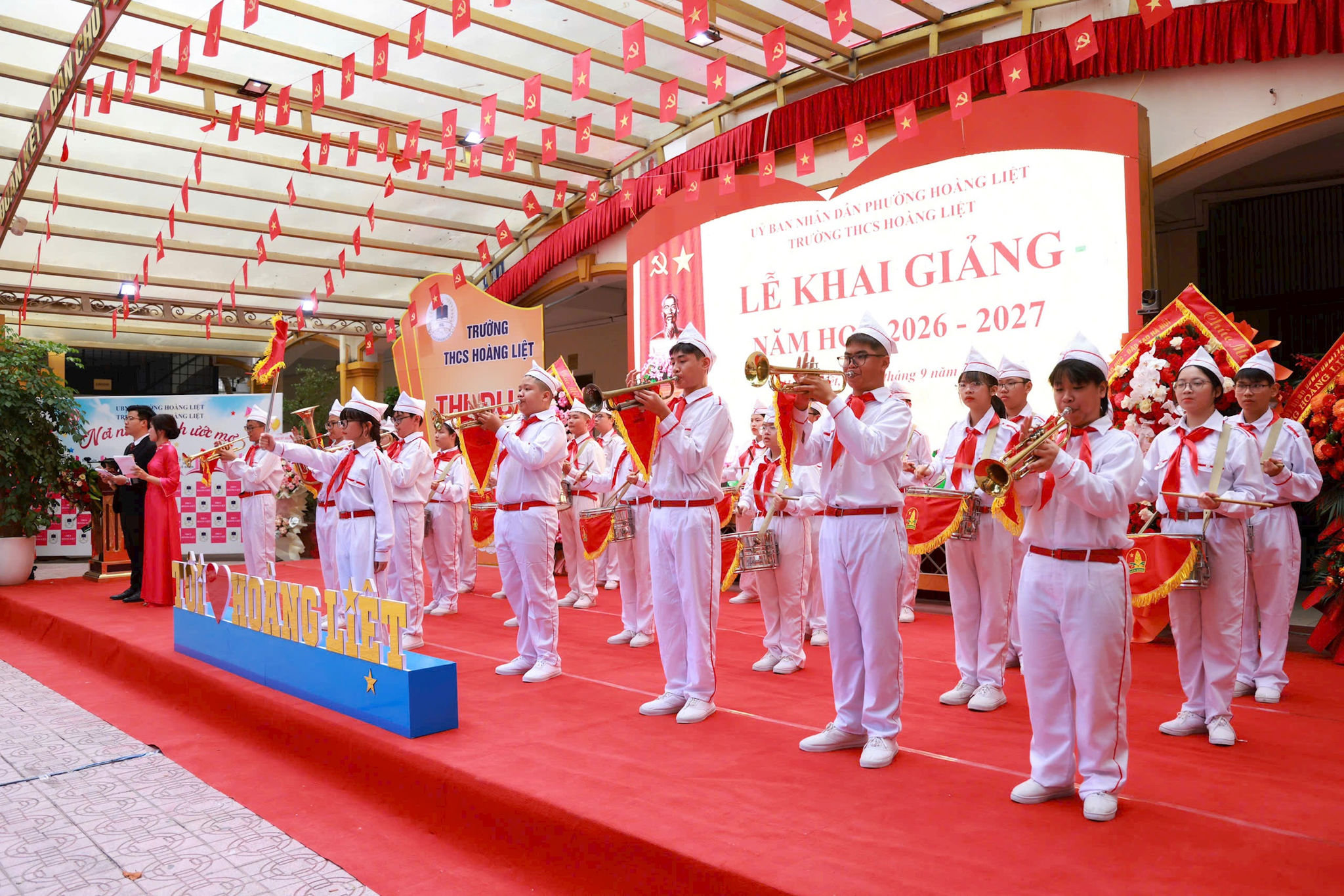 Các học sinh Trường THCS Hoàng Liệt thực hiện nghi thức chào mừng năm học mới. (