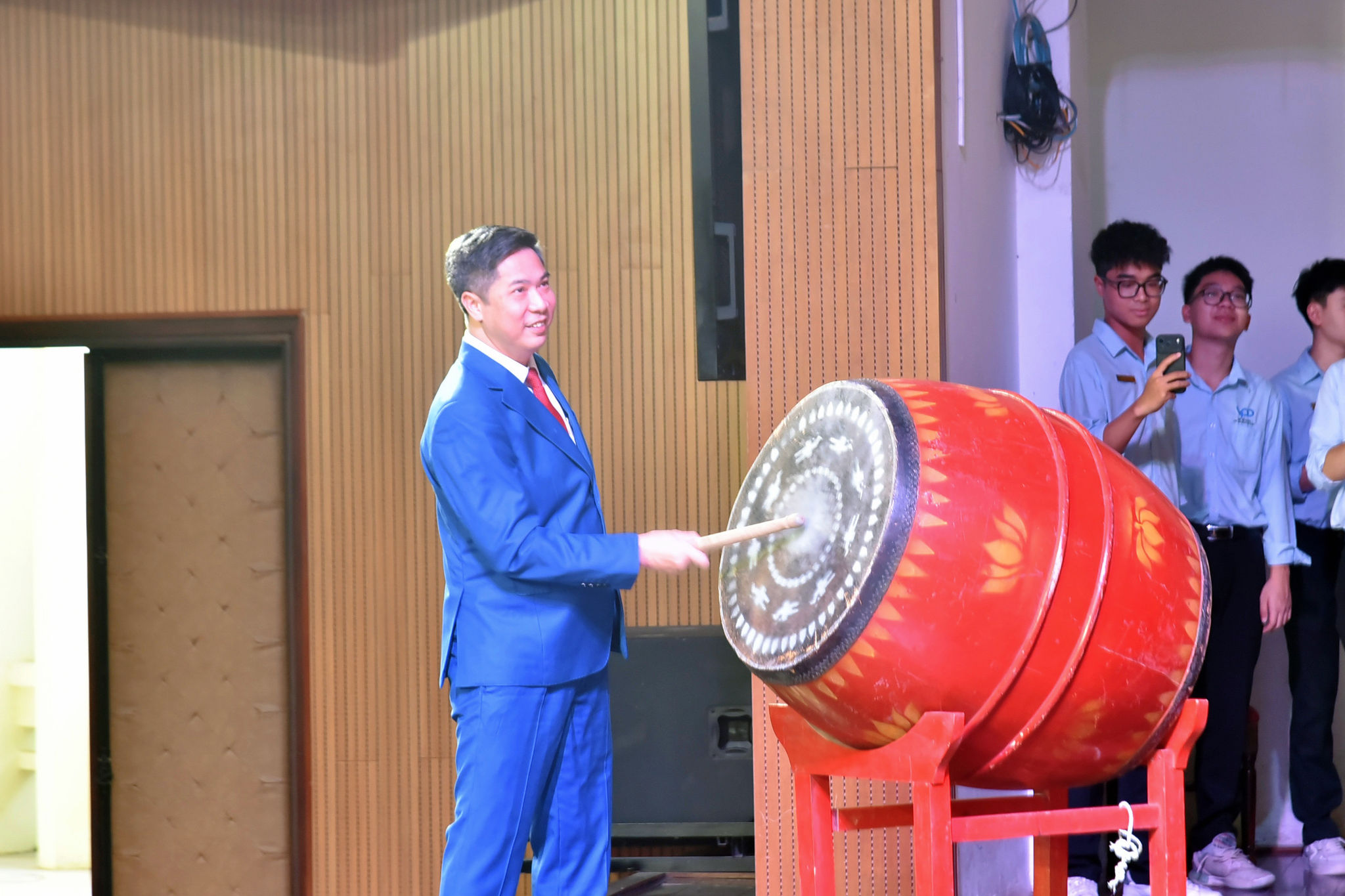 NGƯT. PGS.TS. Nguyễn Đào Tùng, Giám đốc Học viện Tài chính thực hiện nghi thức đánh trống khai giảng năm học 2026 - 2027