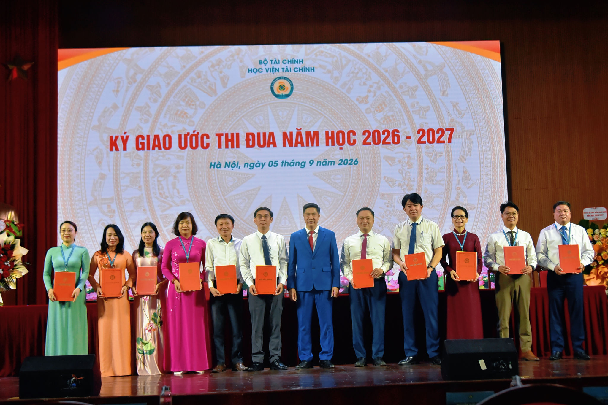 11 đơn vị trong Học viện Tài chính thực hiện nghi thức ký giao ước thi đua năm học 2026 - 2027