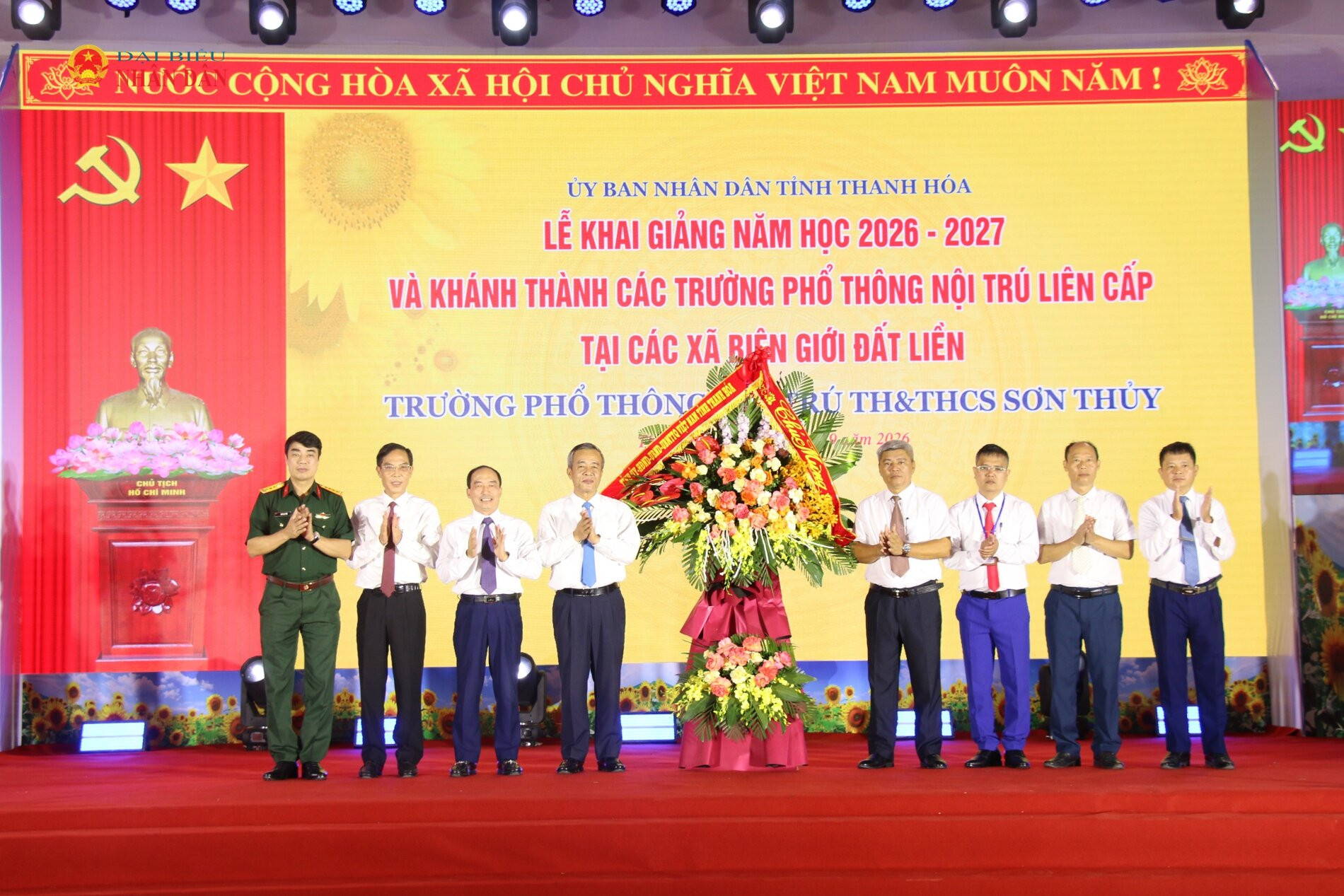 Lãnh đạo tỉnh Thanh Hóa chúc mừng Ban giám hiệu Trường phổ thông nội trú Tiểu học và THCS Sơn Thủy, xã Sơn Thủy, tỉnh Thanh Hóa