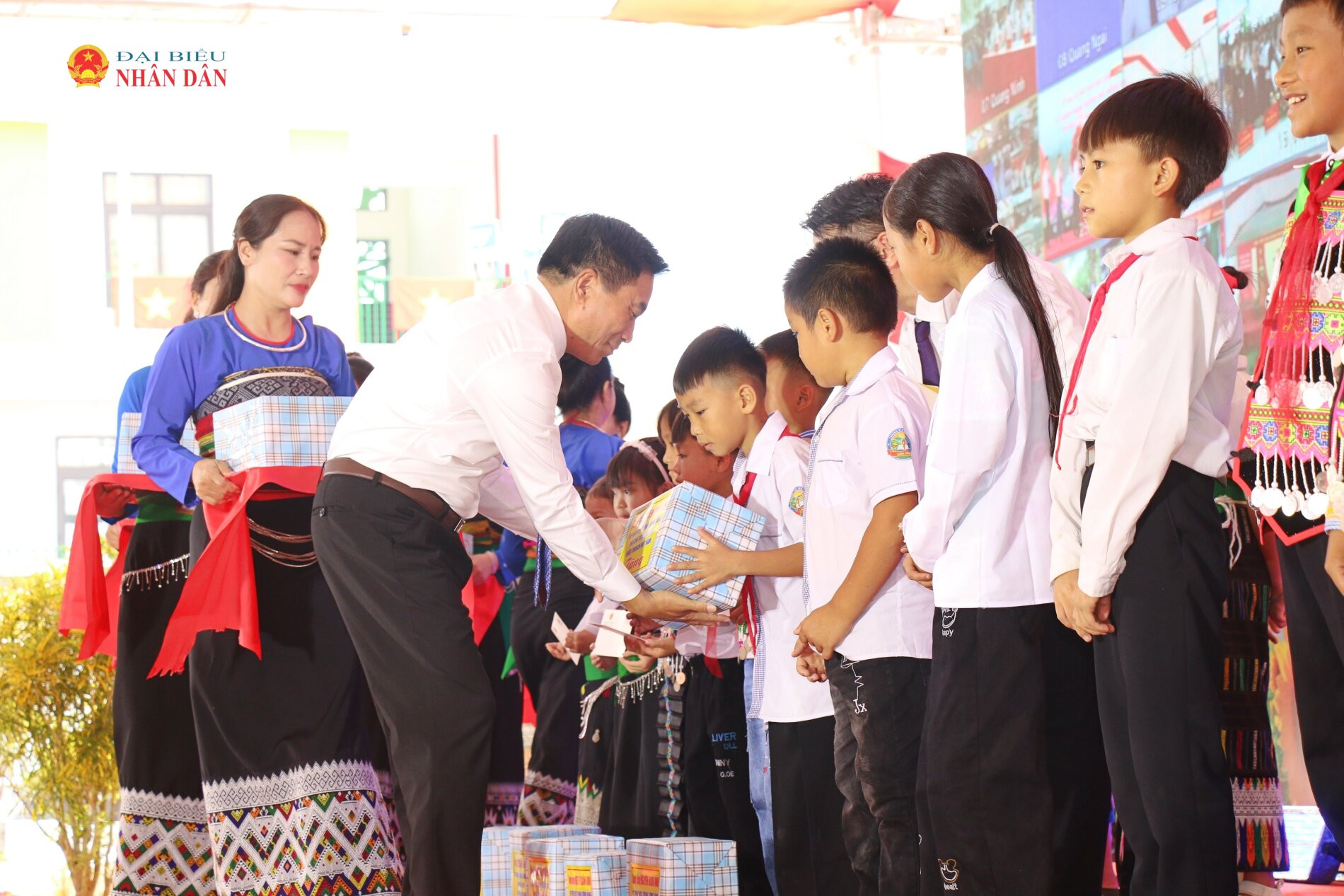 Phó Chủ tịch Quốc hội, Thượng tướng Nguyễn Doãn Anh trao quà tặng các em học sinh có hoàn cảnh khó khăn đạt thành tích cao trong học tập