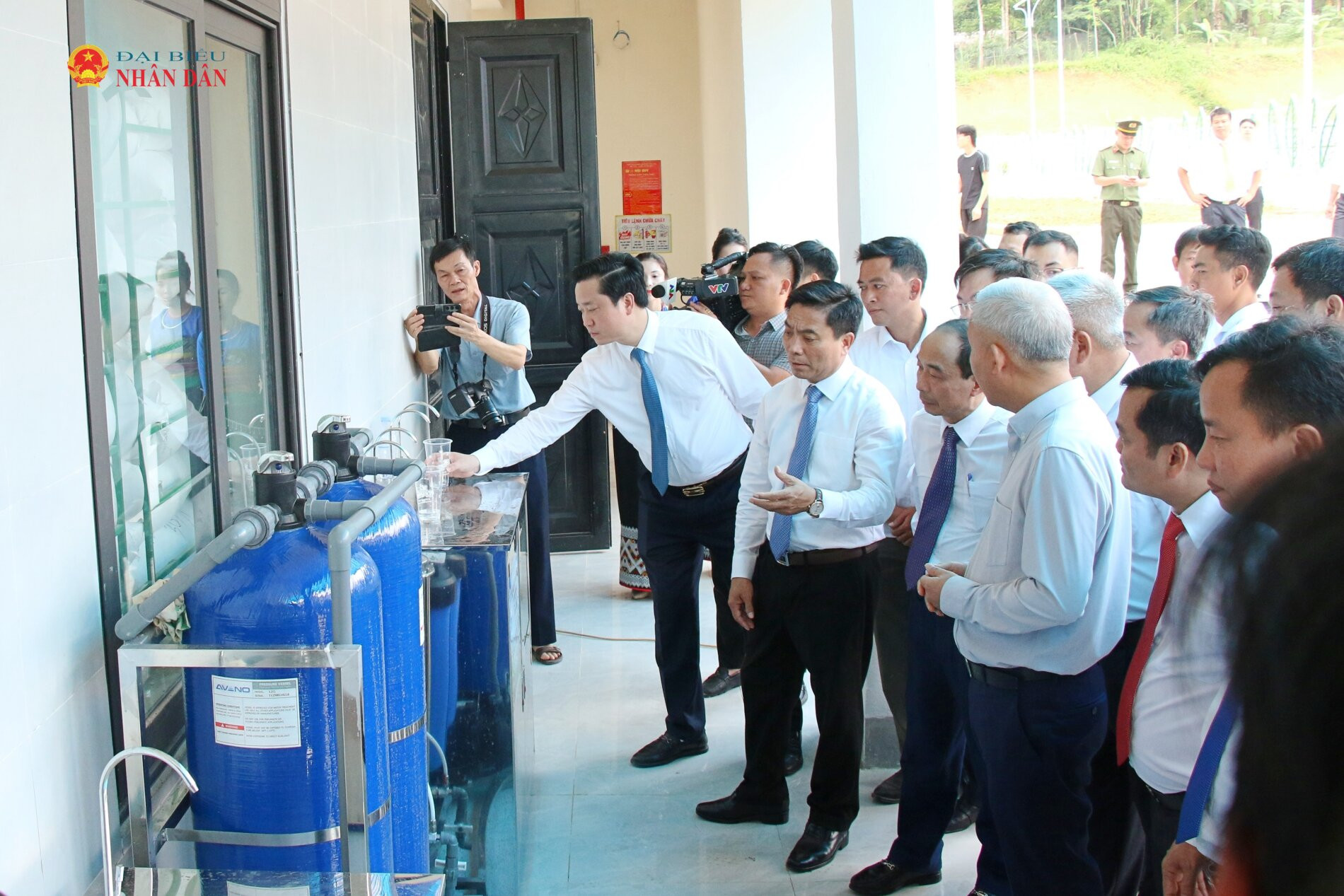 Phó Chủ tịch Quốc hội, Thượng tướng Nguyễn Doãn Anh kiểm tra cơ sở vật chất của Trường phổ thông nội trú Tiểu học và THCS Sơn Thủy
