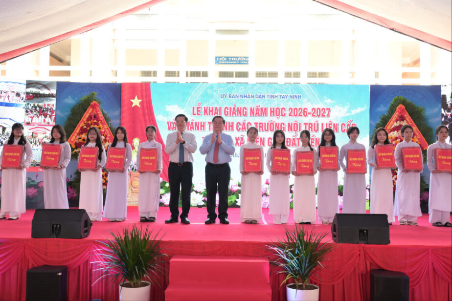 Đại tướng Nguyễn Trọng Nghĩa và nguyên Phó Thủ tướng Chính phủ Mai Văn Chính tặng quà động viên học sinh trong năm học mới