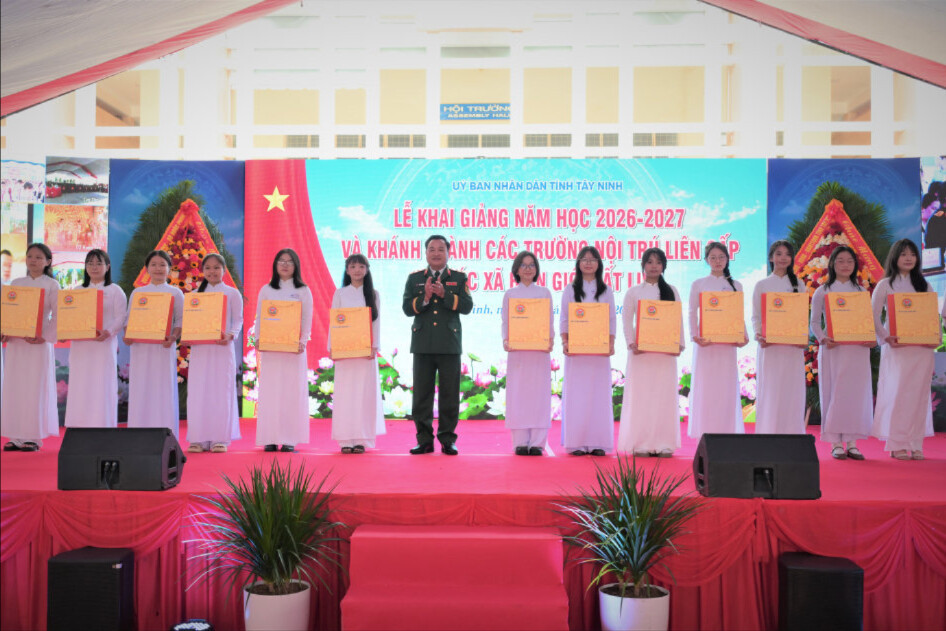 Trung tướng Trần Vinh Ngọc tặng quà động viên học sinh trong năm học mới