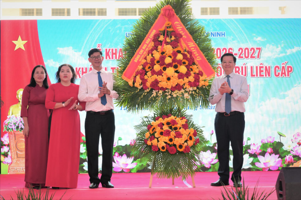 Nguyên Phó Thủ tướng Chính phủ Mai Văn Chính tặng hoa chúc mừng Trường THPT Chuyên Trần Văn Giàu