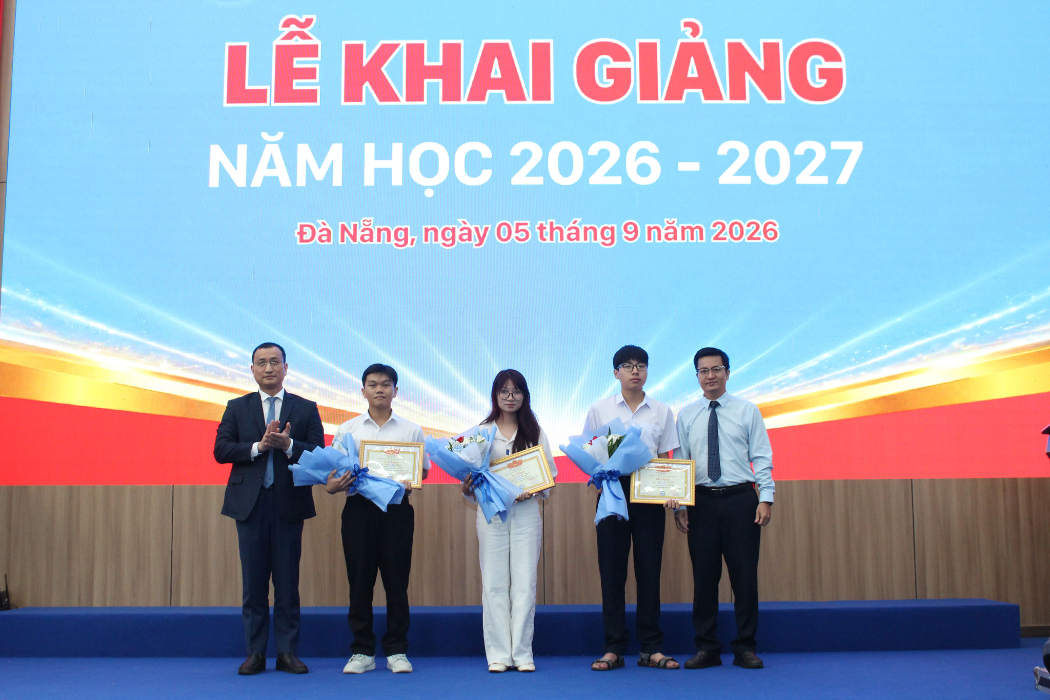 Khen thưởng các học sinh có thành tích xuất sắc