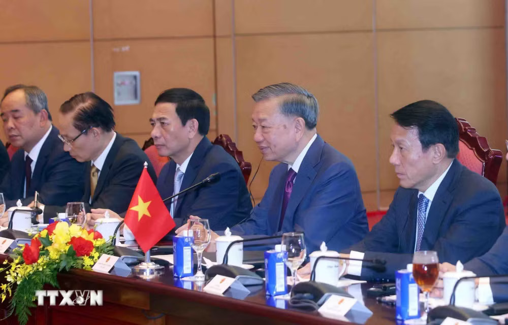 Tổng Bí thư, Chủ tịch nước Tô Lâm và thành viên đoàn Việt Nam tại cuộc hội đàm với Tổng thống Myanmar Min Aung Hlaing