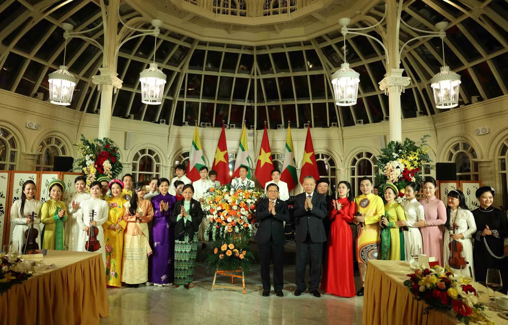 Tổng Bí thư, Chủ tịch nước Tô Lâm và Phu nhân Ngô Phương Ly với Tổng thống Cộng hòa Liên bang Myanmar Min Aung Hlaing và Phu nhân Kyu Kyu Hla với các nghệ sỹ biểu diễn tại tiệc chiêu đãi