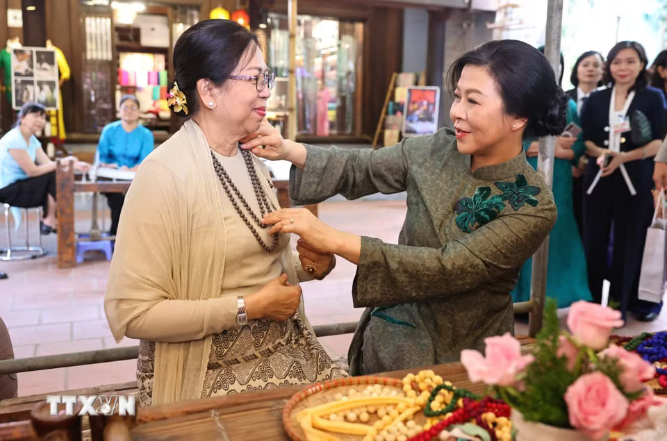 Phu nhân Ngô Phương Ly và Phu nhân Kyu Kyu Hla tại làng lụa Vạn Phúc