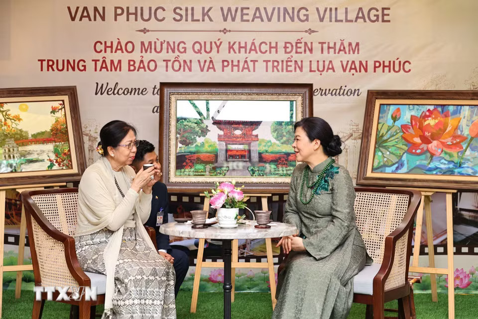 Phu nhân Ngô Phương Ly và Phu nhân Kyu Kyu Hla thưởng trà tại làng lụa vạn Phúc