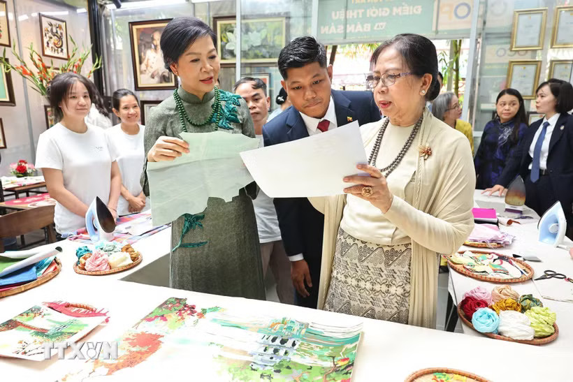 Phu nhân Ngô Phương Ly và Phu nhân Kyu Kyu Hla tham quan làng lụa vạn Phúc