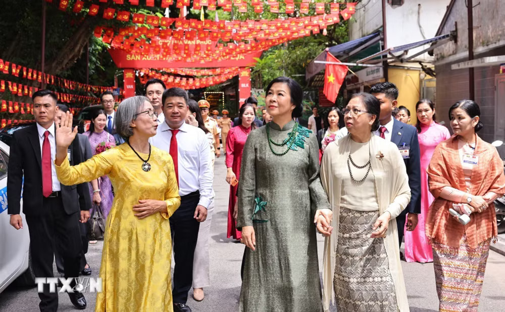 Phu nhân Ngô Phương Ly và Phu nhân Kyu Kyu Hla tham quan làng lụa Vạn Phúc