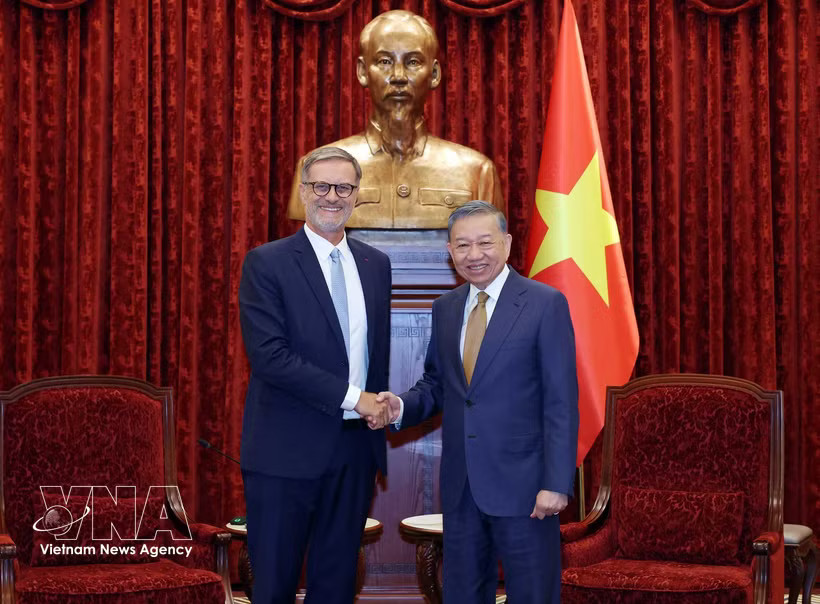 General Secretary of the Communist Party of Vietnam Central Committee and President To Lam (right) and French Ambassador to Vietnam Olivier Brochet at their meeting on September 4 (Photo: VNA)