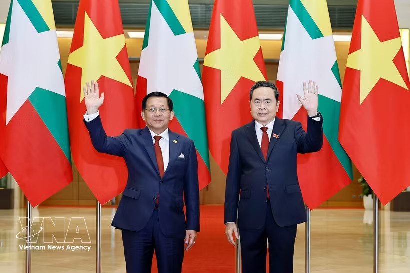 President of the Vietnamese National Assembly Tran Thanh Man (R) meets with Myanmar President Min Aung Hlaing in Hanoi on September 5. (Photo: VNA)