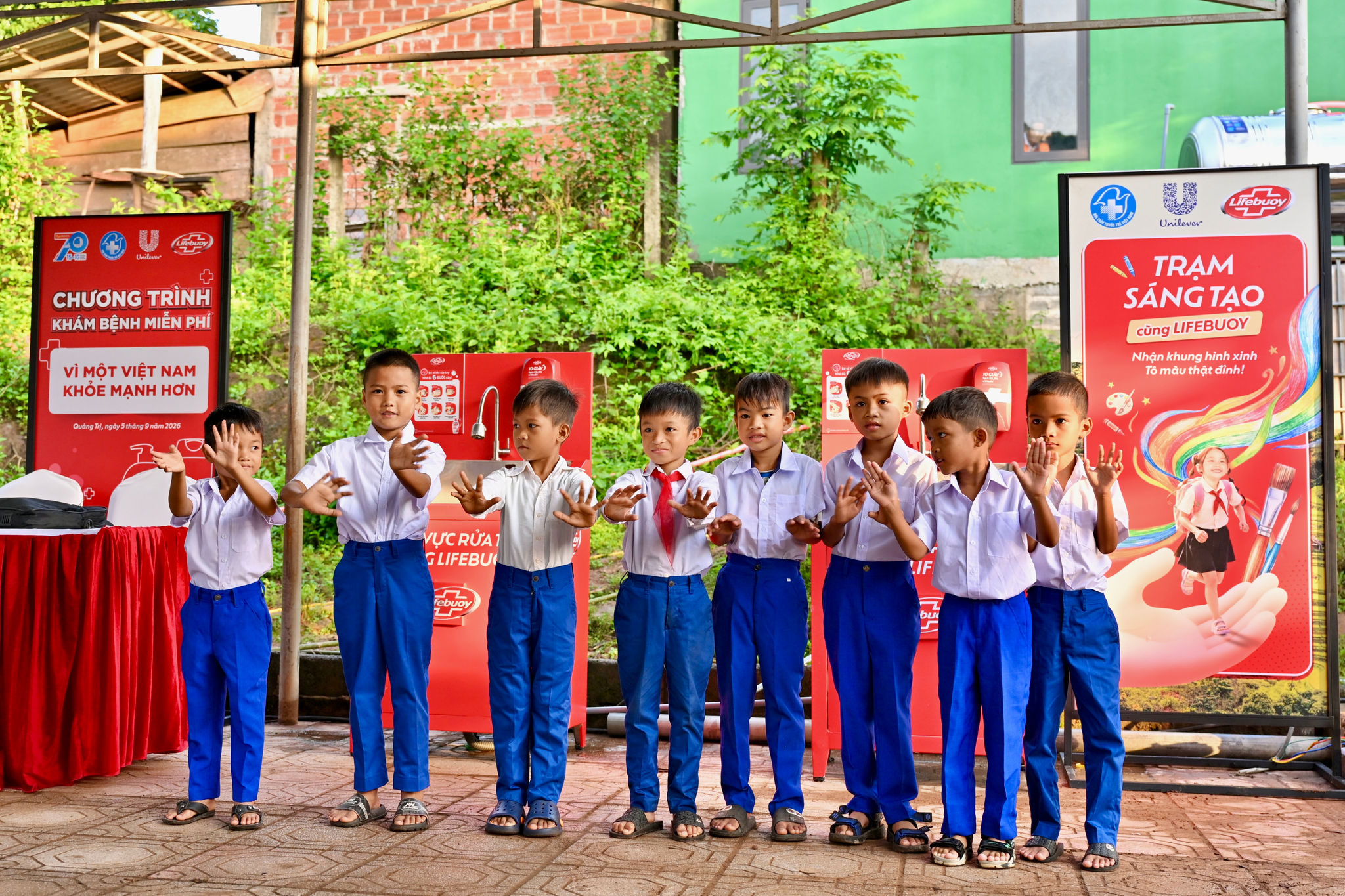 Những nụ cười rạng rỡ của các em học sinh trong ngày chào đón năm học mới.